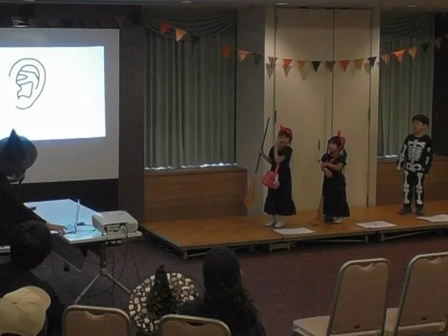 ハロウィン発表会2025🎃
ドキドキ発表
先輩のスピーチを間近で感じ
ゲームやお菓子で大盛り上がり💕
.
..
#milestoneenglish
#マイルストーンイングリッシュ
→@milestone_english
.
. #名谷北教室　#ひよどり台教室
#垂水上高丸教室　#長田教室
#アプリコット出版
#learningworld .
.
.
. 〜各講師のブログ〜
.
講師Kumi
@kumi.milestone_english
講師Ayano
@ayano.milestone_english