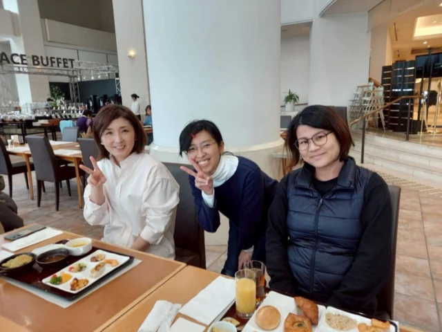 🔸2025年もありがとうございました🔸
もう10年くらい？
仕事納めは、講師みんなで舞子ビラのランチビュッフェに行っています。
それぞれ忙しくてなかなか普段は会えないですが
この時くらいは仕事を忘れて喋りまくろう！
ーと思いますが、結局中身は９割仕事の話になってしまうのが、
英語講師の性ですね…苦笑
今年１年を振り返り、来年に向けての目標も
それぞれ立てて。
また１年気を引き締めて頑張ろうと思います。
皆さんもよいお年を😊
.
..
#milestoneenglish
#マイルストーンイングリッシュ
→@milestone_english
.
. 名谷北教室　ひよどり台教室
#垂水上高丸教室　長田教室
#アプリコット出版
#learningworld .
.
.
. 〜各講師のブログ〜
.
講師Kumi
@kumi.milestone_english
講師Ayano
@ayano.milestone_english